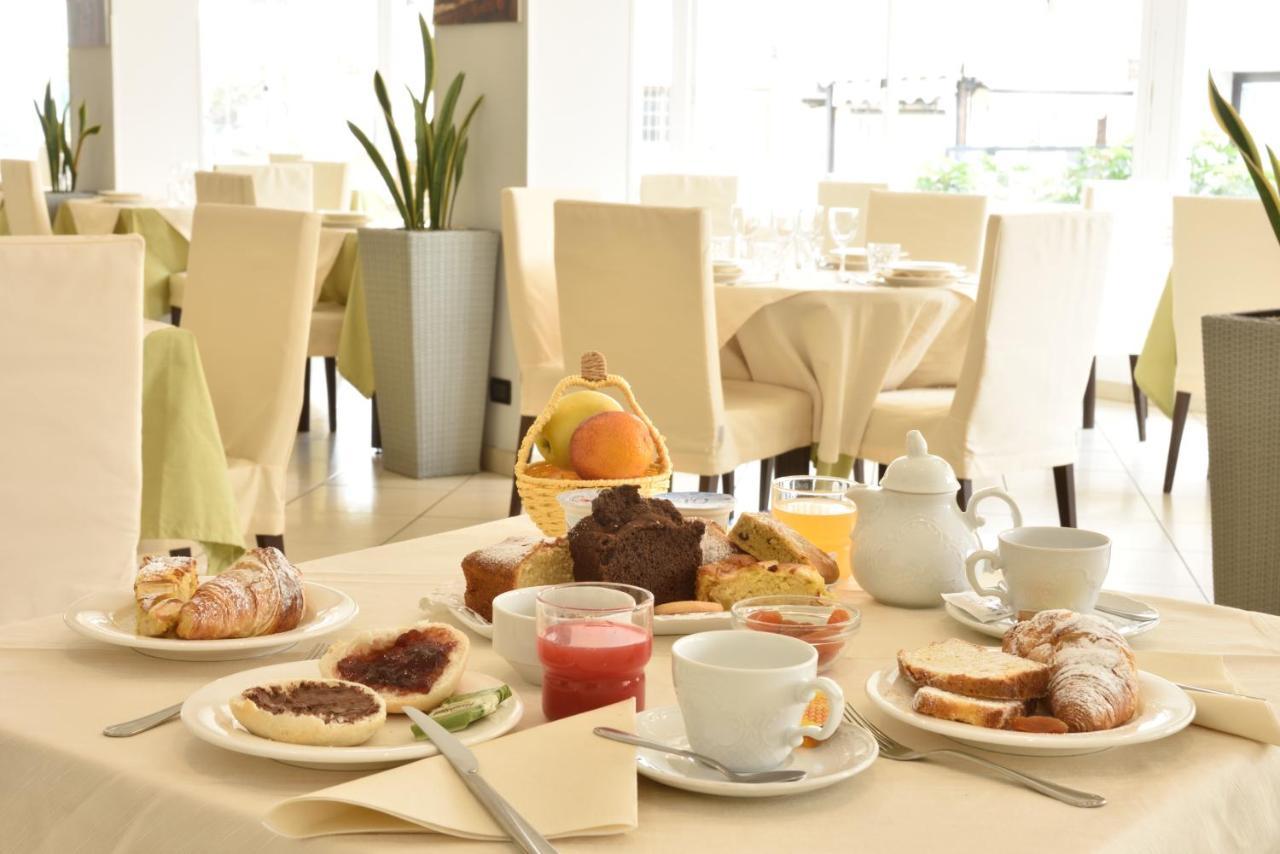 Hotel Ristorante La Marina Mhotelsgroup San Bartolomeo Al Mare Extérieur photo